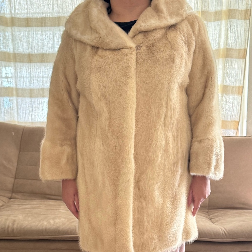 Elegant Vintage Cream Fox Fur Coat from the 1950’s